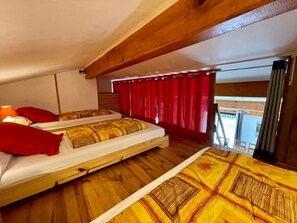 Tabla de planchar con plancha, wifi y ropa de cama 