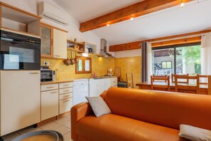 Fernseher, Kamin, Tischtennisplatte