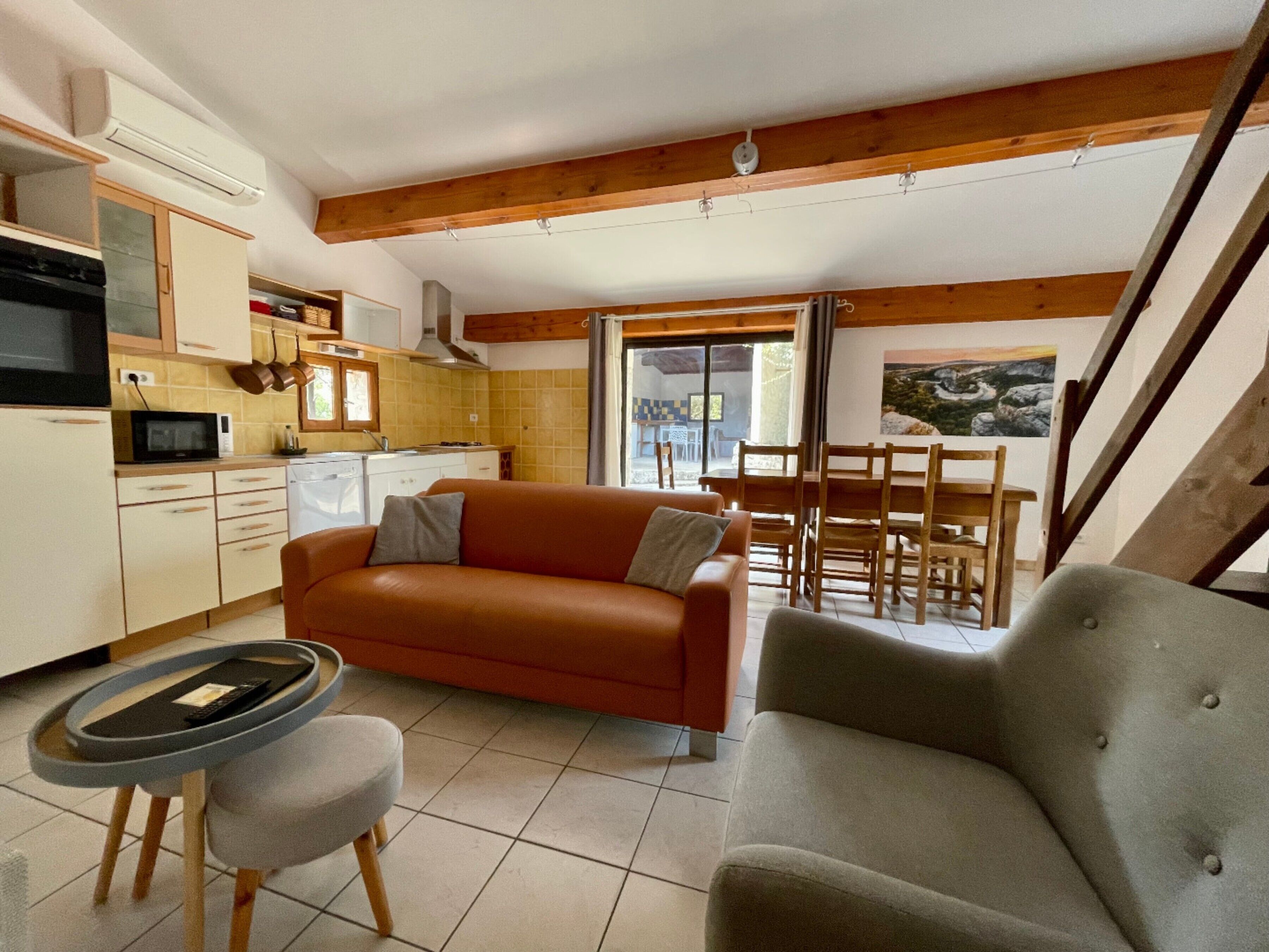 Télévision, cheminée, table de tennis de table