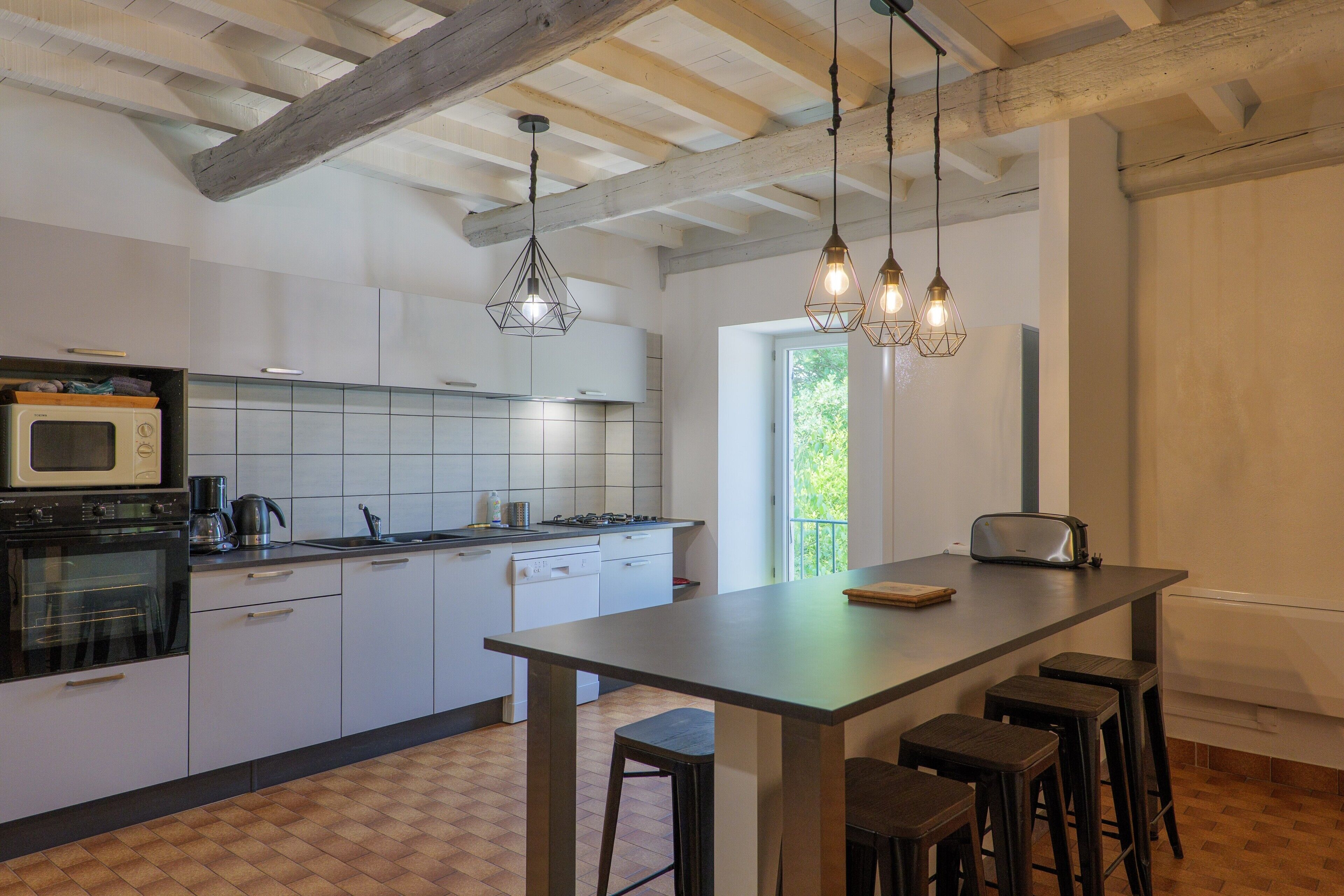 Frigorifero, microonde, forno, piano cottura