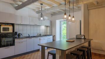 Frigorifero, microonde, forno, piano cottura
