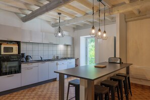 Frigorifero, microonde, forno, piano cottura