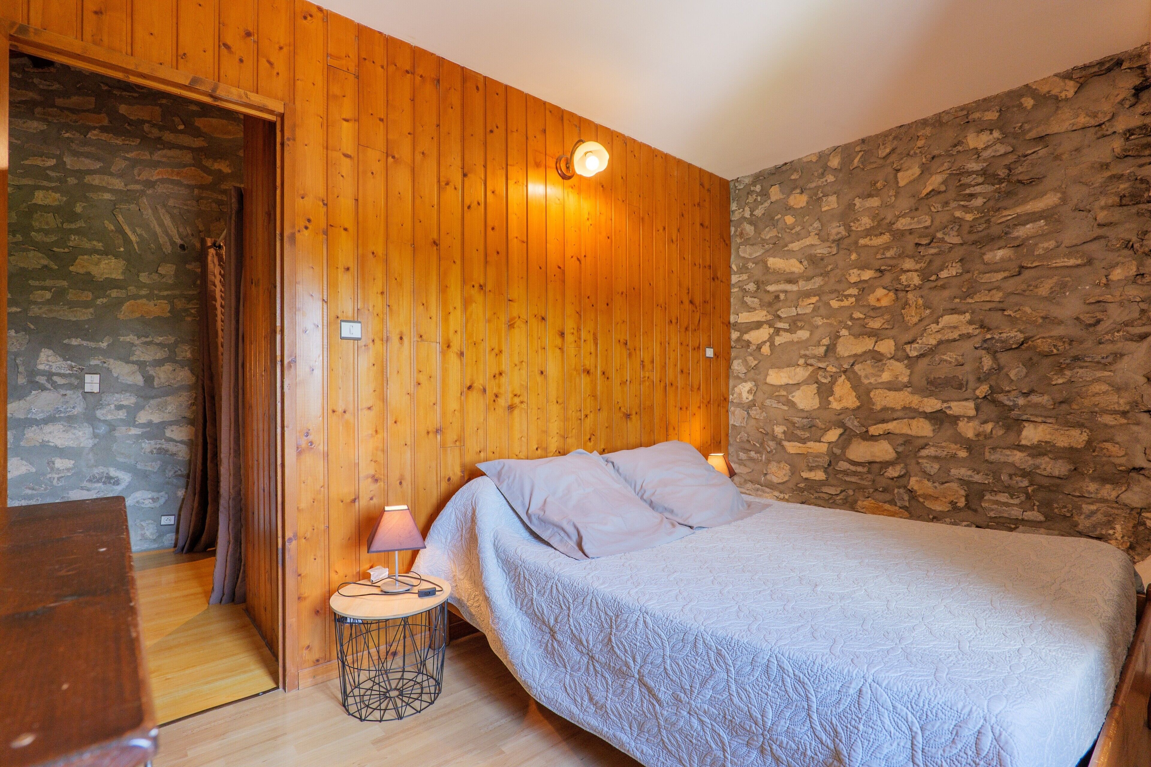 Tabla de planchar con plancha, wifi y ropa de cama 