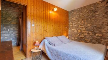 Tabla de planchar con plancha, wifi y ropa de cama