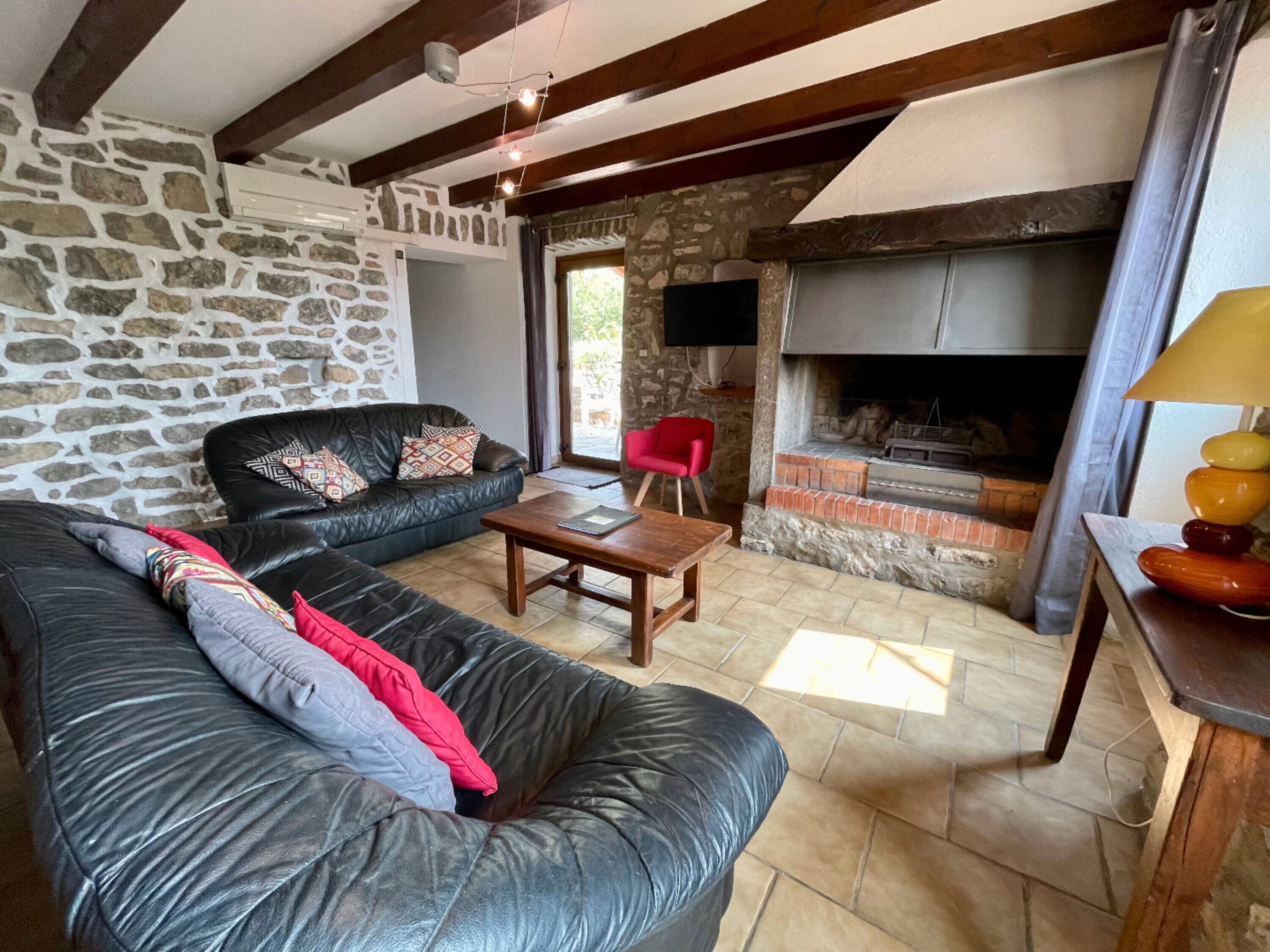 Televisión, chimenea y tenis de mesa 