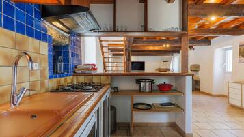Frigorifero, microonde, forno, piano cottura