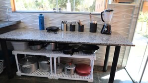 Une cuisine dotée de plans de travail en granit, d’une cuisinière encastrée et de divers ustensiles de cuisine.