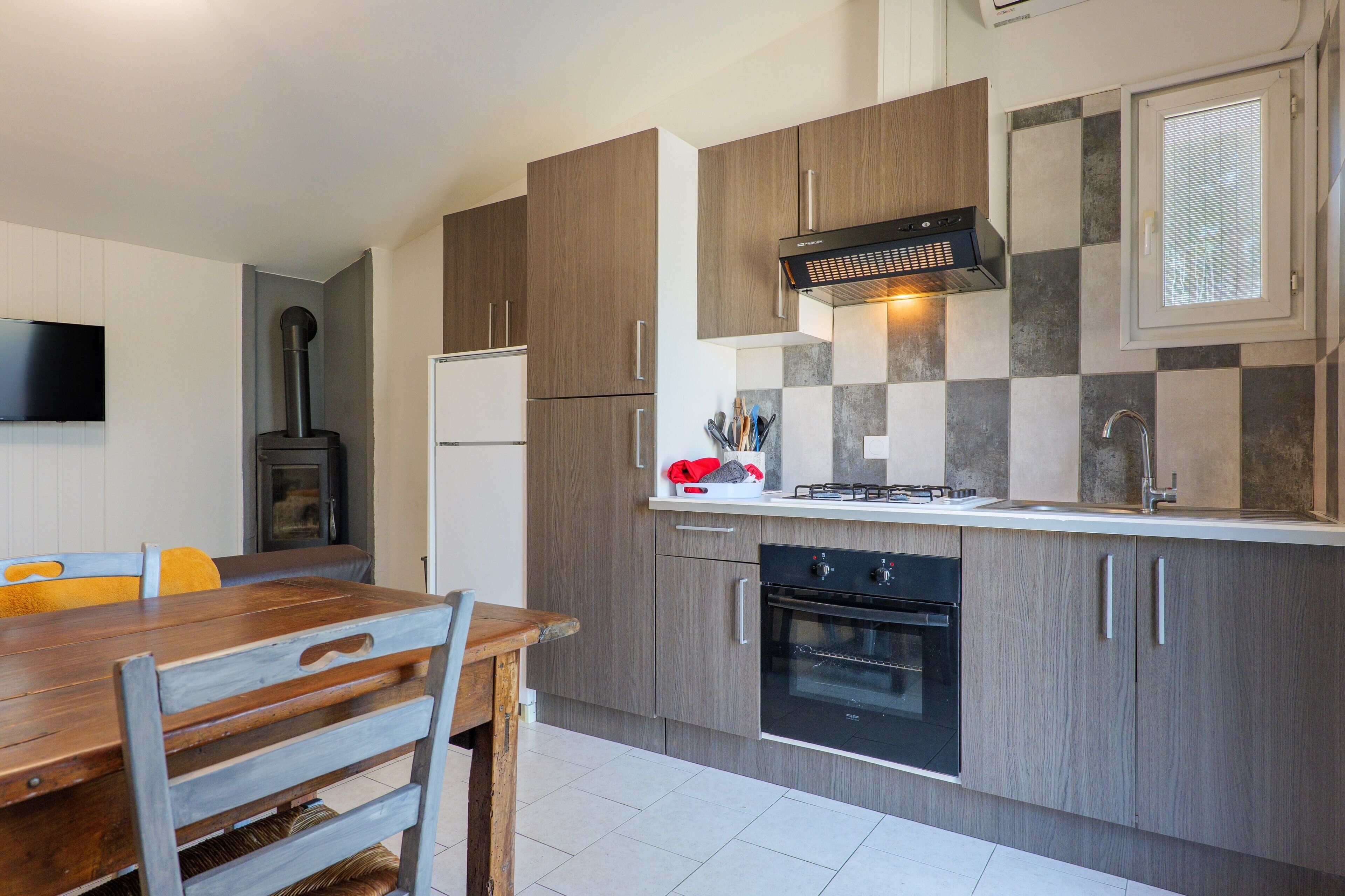 Coffee/tea maker, fridge, microwave, oven
