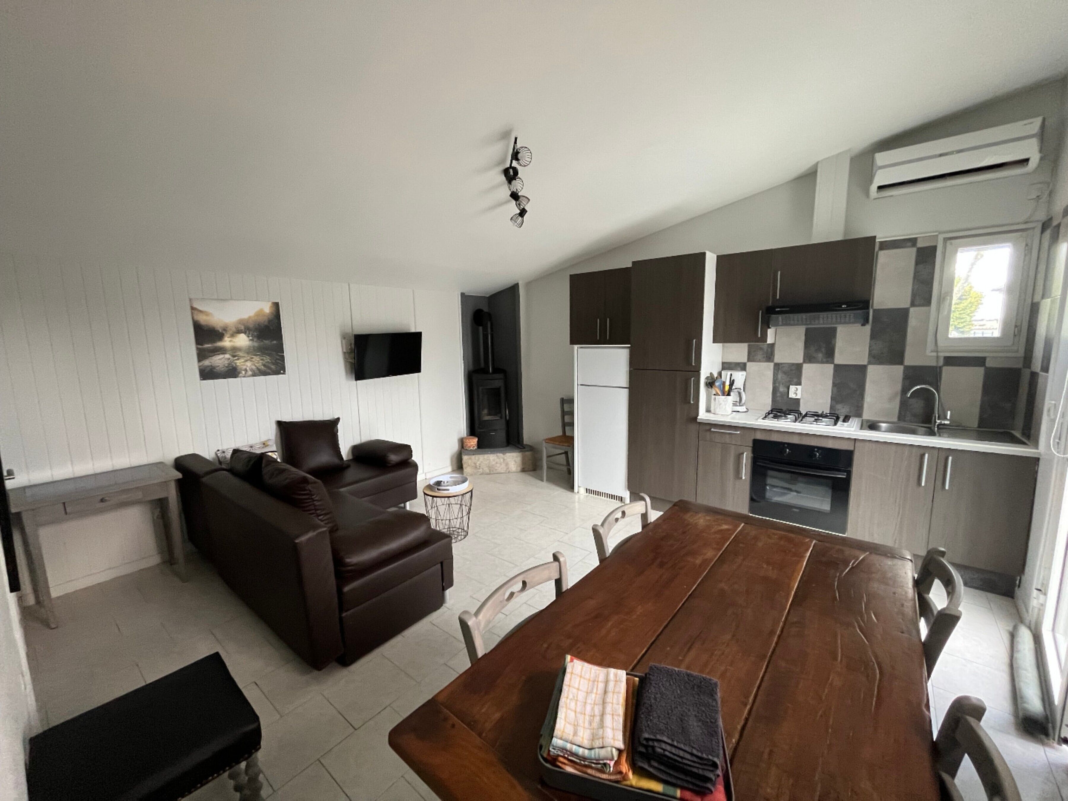 Télévision, cheminée, table de tennis de table