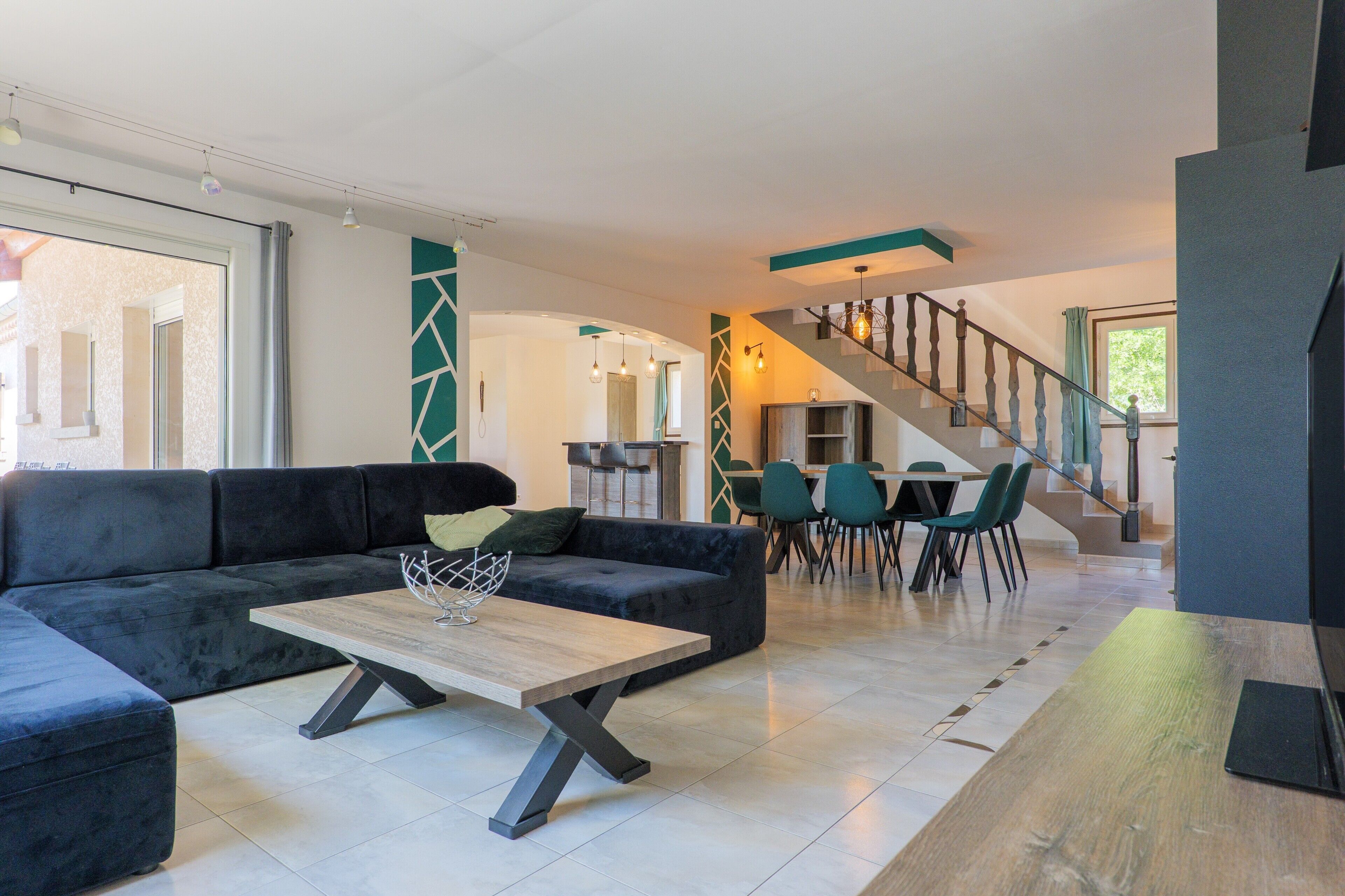 Televisión, chimenea, mesa de ping pong