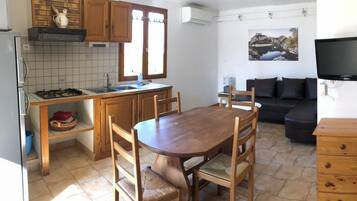 Télévision, cheminée, table de tennis de table