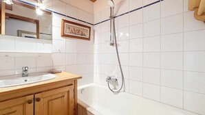 Bathroom - Apartment in Les Gets Near Ski Lifts (Les Gets)