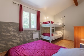 2 dormitorios, tabla de planchar con plancha, wifi y ropa de cama