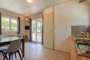 Fridge, microwave, oven, stovetop - Gîte Romarin 2 – Village de Gîtes with Pools, Tennis & Panoramic Views (Joyeuse)