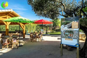 Outdoor dining - Gite Bergerie – Mas de la Bastide Holiday Village (Joyeuse)