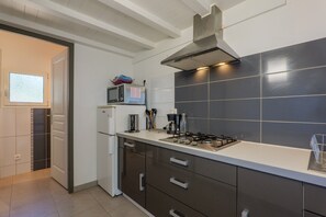 Eine moderne Küche mit Mikrowelle, Herd und Gasherd.
