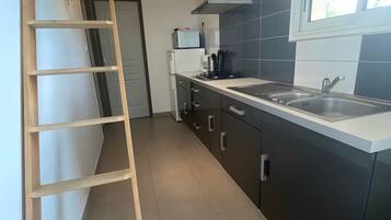 Réfrigérateur, micro-ondes, plaque de cuisson, cafetiÚre/bouilloire