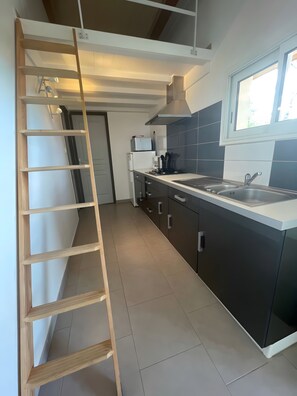 Fridge, microwave, stovetop, coffee/tea maker - Gite Bergerie – Mas de la Bastide Holiday Village (Joyeuse)