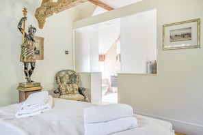 4 bedrooms, iron/ironing board, WiFi
