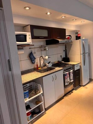 Refrigerador, microondas, horno y parrilla de estufa 