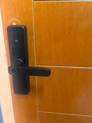 Een moderne deur met een kaartlezer en een strakke deurklink.