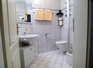 Douche, sèche-cheveux, serviettes fournies, savon