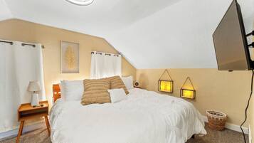 3 bedrooms, desk, iron/ironing board, travel crib