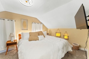 3 bedrooms, desk, iron/ironing board, travel crib