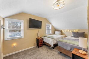 3 habitaciones, escritorio y tabla de planchar con plancha 