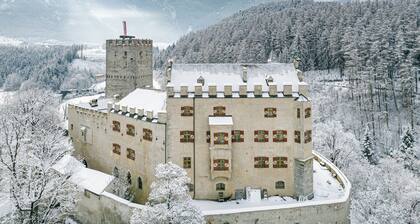 Apartment with a view of the surrounding mountains