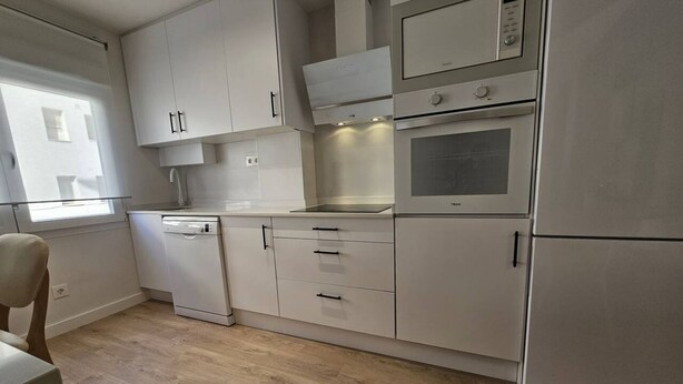 Wasserkocher mit Kaffee-/Teezubehör, Kühlschrank, Mikrowelle, Ofen