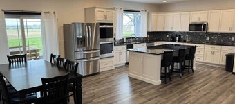 Country Cornerstone Retreat Upstairs - Hot Tub, Sauna, Grill, Fire Pit, Massage