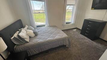 3 habitaciones, tabla de planchar con plancha, wifi y ropa de cama