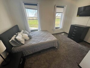 3 habitaciones, tabla de planchar con plancha, wifi y ropa de cama 