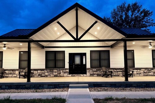 Country Cornerstone Retreat Upstairs - Hot Tub, Sauna, Grill, Fire Pit, Massage