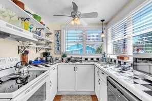 Maison, plusieurs lits (John's Pass-Time Beach Cottage #1 and) | Cuisine privée