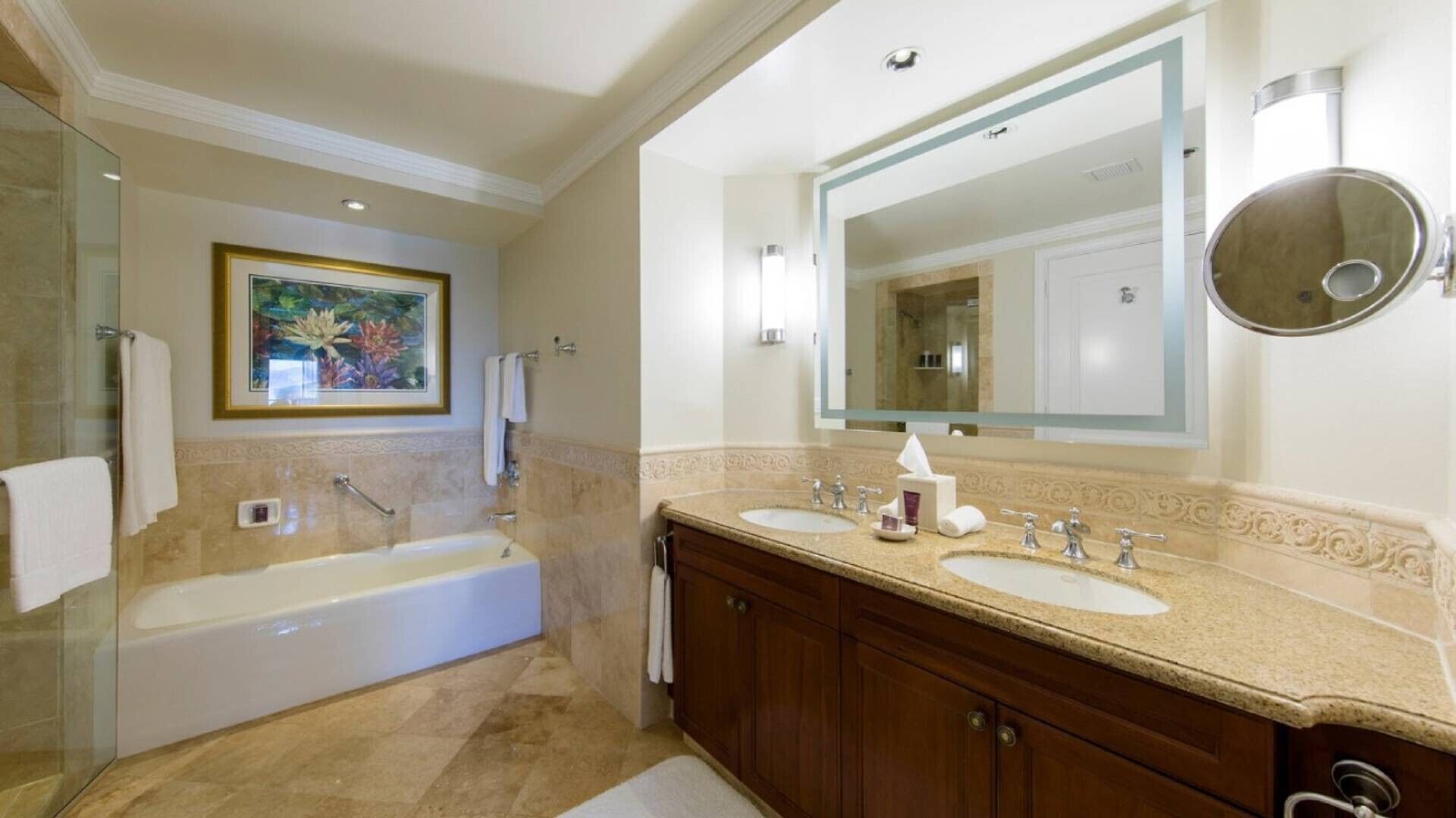 مجففات شعر، مناشف، صابون، ورق حمّام