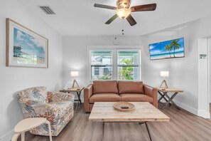 Condo, varias camas (The Bungalows) | Área de sala de estar