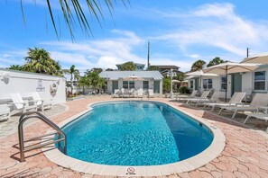 Condo, varias camas (The Bungalows) | Alberca | Alberca climatizada 