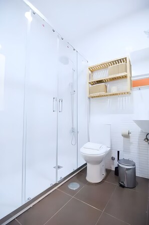 Dusj, hårføner, håndklær og såpe