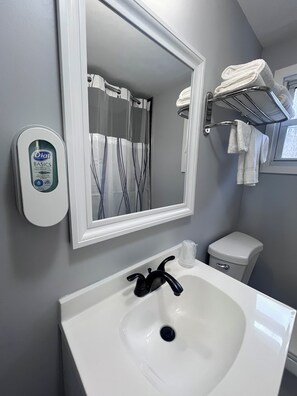 Deluxe Twin Room | Bathroom | Hair dryer, towels, soap, shampoo