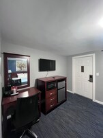 Escritorio y espacio para trabajar con laptop 