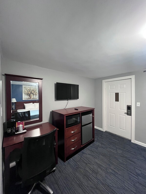 Superior Single Room | Desk, laptop workspace, iron/ironing board, free WiFi