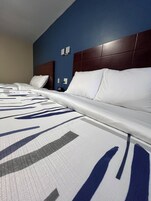 Deluxe Twin Room | Desk, laptop workspace, iron/ironing board, free WiFi