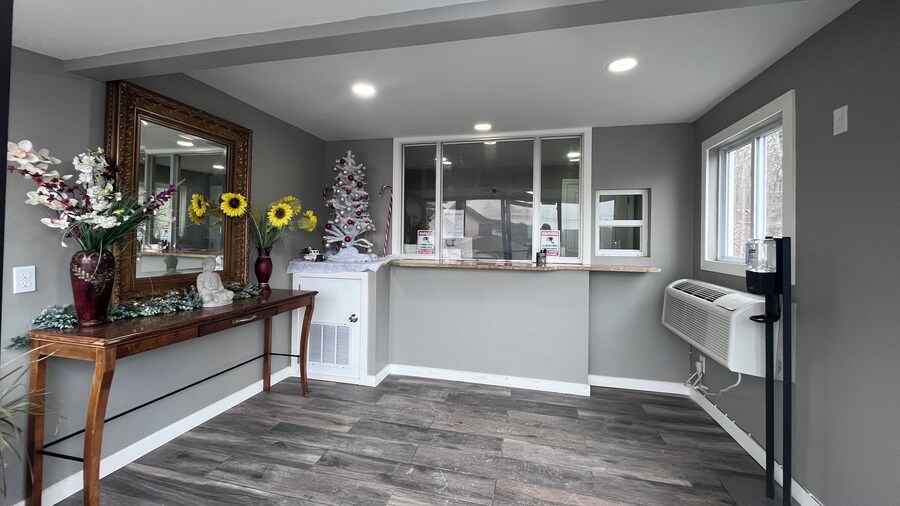 Chaplin Inn & Suites