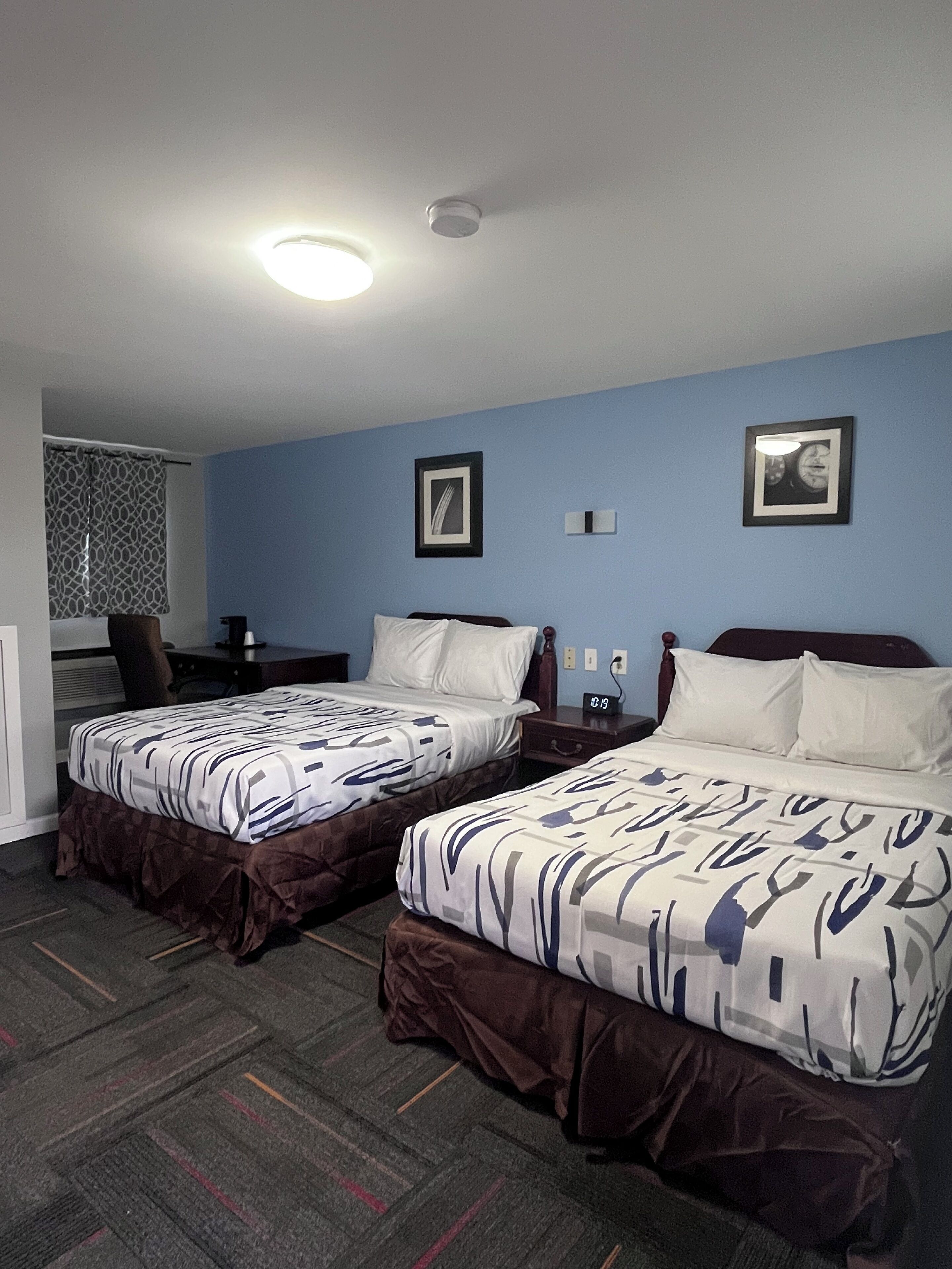 Habitación Deluxe con 2 camas individuales | Escritorio y espacio para trabajar con laptop 