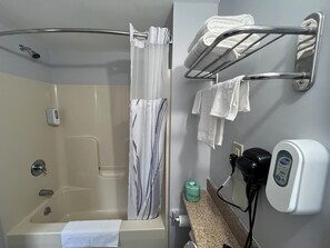 Bathroom - Chaplin Inn & Suites (Chaplin)