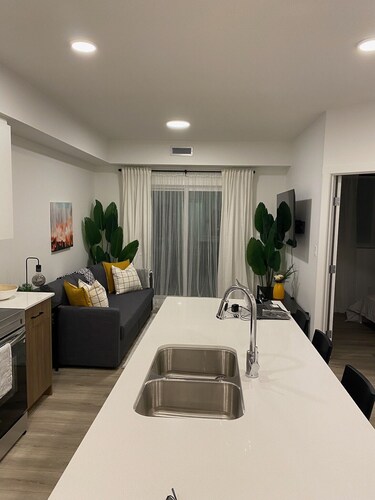 Bright  & Cozy 2 Bedroom Stay Near West Edmonton Mall