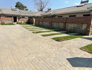 المنطقة المحيطة بالمنشأة