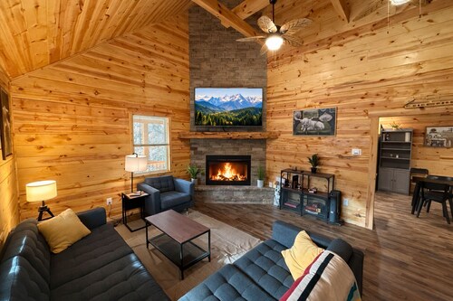 Family Sized Cabin Near RRG Hiking Trails + Hot Tub - Sleeps 9